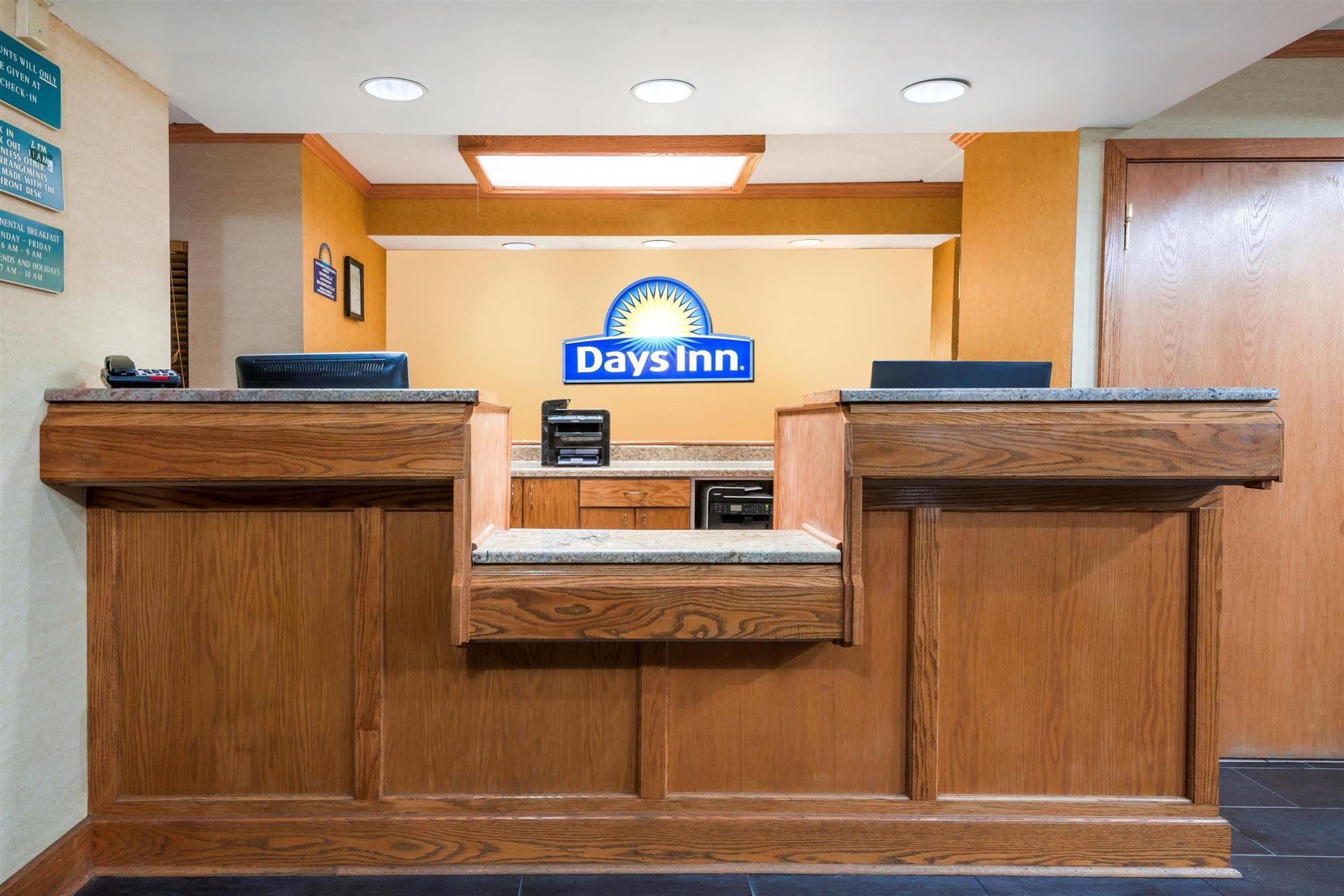 Days Inn By Wyndham Pittsburgh-Harmarville Exteriör bild