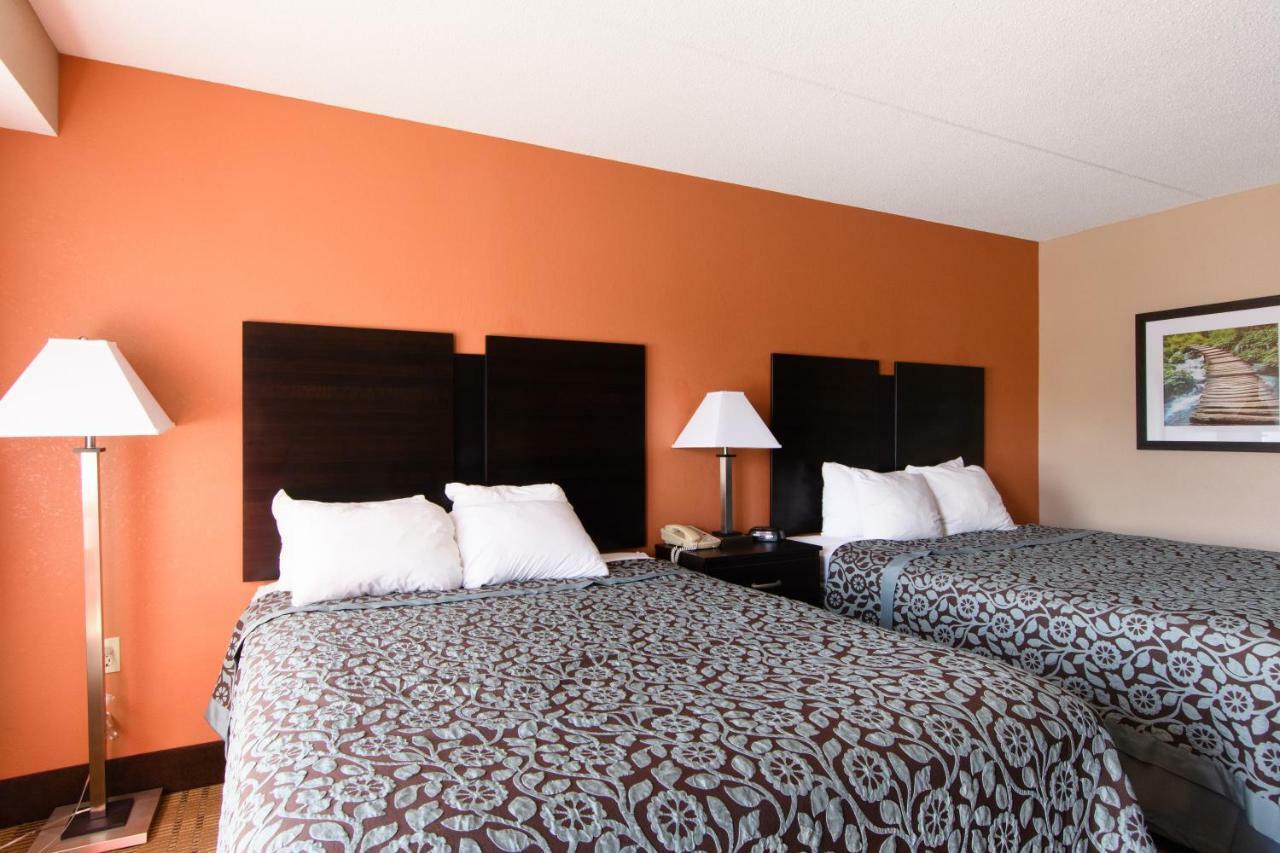 Days Inn By Wyndham Pittsburgh-Harmarville Exteriör bild