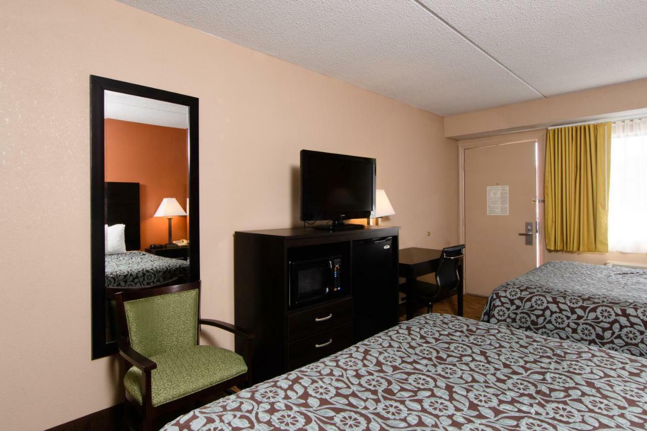 Days Inn By Wyndham Pittsburgh-Harmarville Exteriör bild